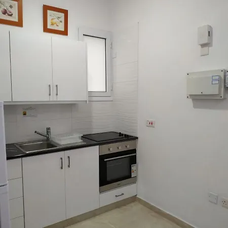 Mikis' 1 Bedroom Near The And Center