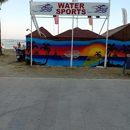 Mikis' 1 Bedroom Near The And Center Larnaca