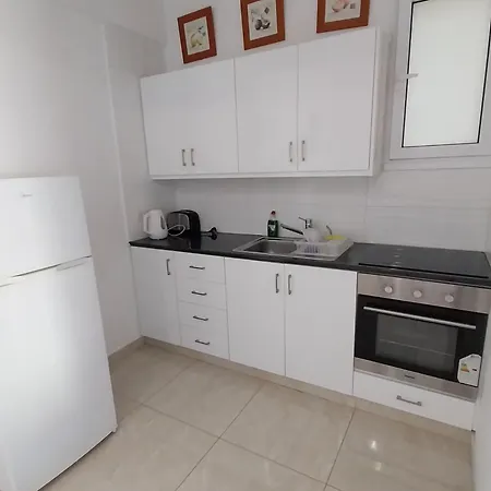 Mikis' 1 Bedroom Near The And Center Appartamento Larnaca