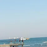 Mikis' 1 Bedroom Near The And Center Larnaca