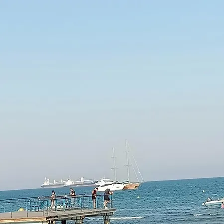 Mikis' 1 Bedroom Near The And Center Larnaca