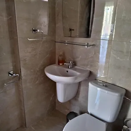 Mikis' 1 Bedroom Near The And Center *