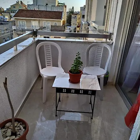Mikis' 1 Bedroom Near The And Center * 라르나카