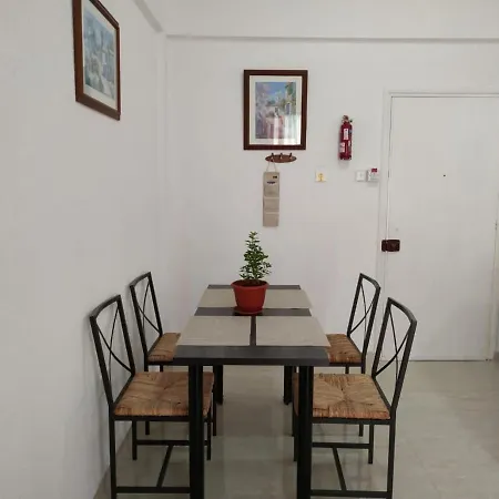 Mikis' 1 Bedroom Near The And Center 아파트