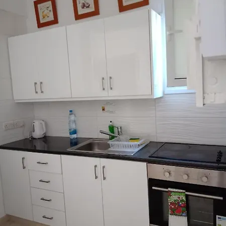 Mikis' 1 Bedroom Near The And Center 라르나카