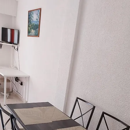 Mikis' 1 Bedroom Near The And Center 아파트 라르나카
