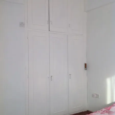 아파트 Mikis' 1 Bedroom Near The And Center 라르나카