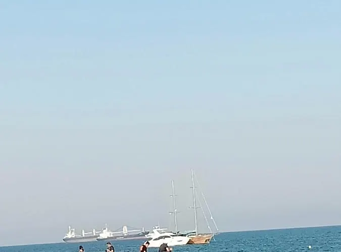 Mikis' 1 Bedroom Near The And Center ラルナカ