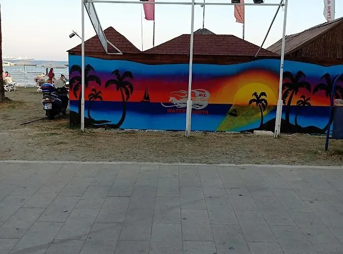 Mikis' 1 Bedroom Near The And Center Larnaca